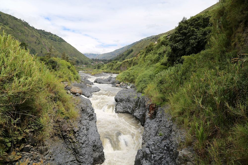 Rápidos del río Pastaza entre montañas de vegetación