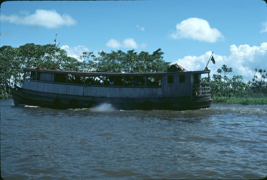 Embarcación fluvial de pasajeros navegando por un río amazónico