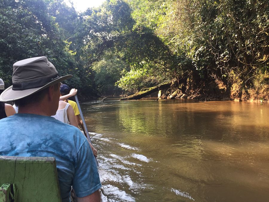 Turistas recorriendo en canoa un río de la selva amazónica